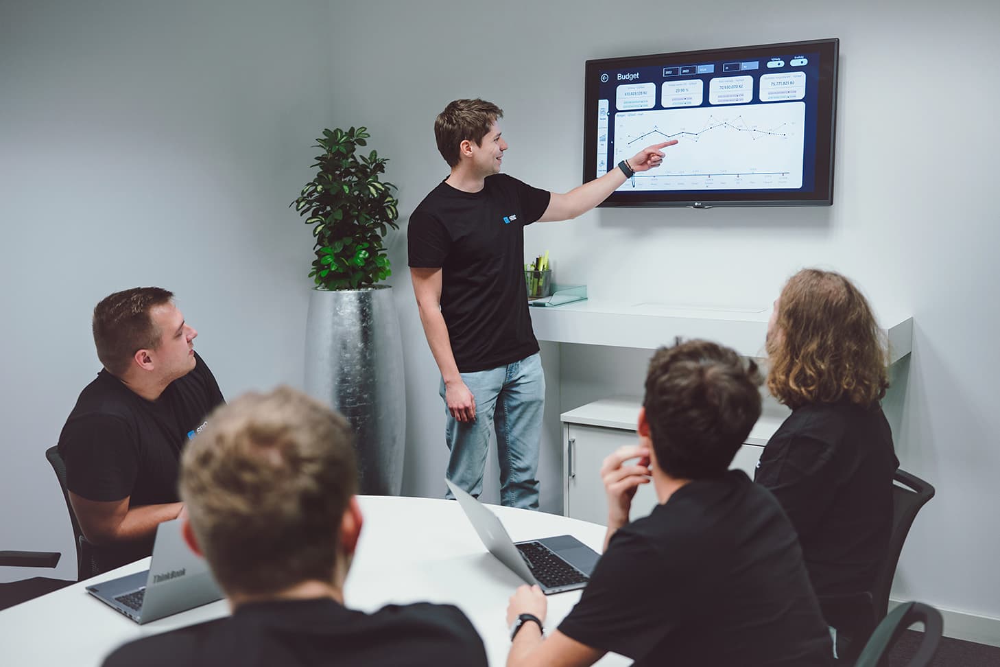 Tým SBID u prezentace dashboardu